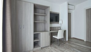1 bedroom, premium bedding, minibar, desk