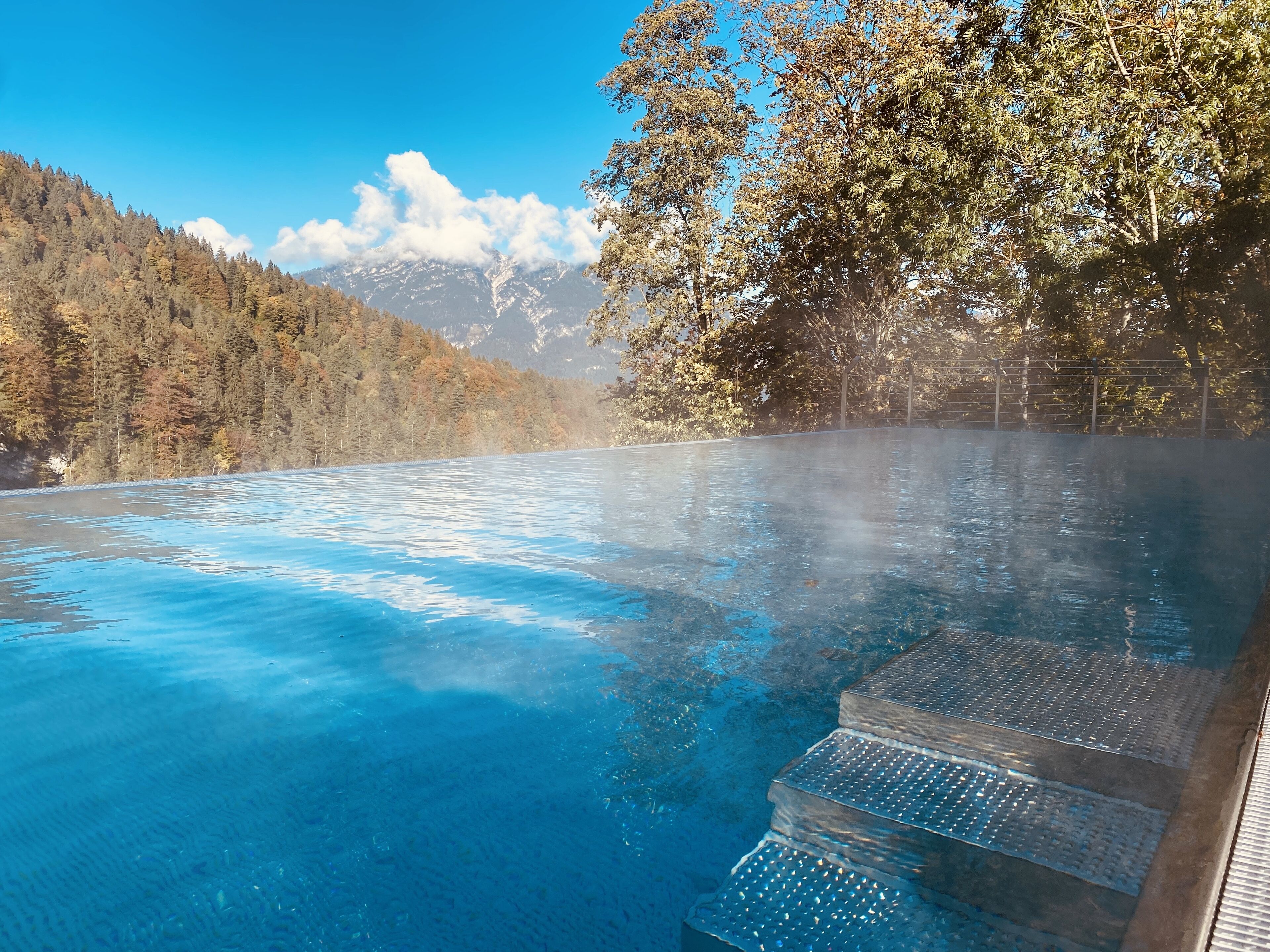 2 outdoor pools, pool loungers