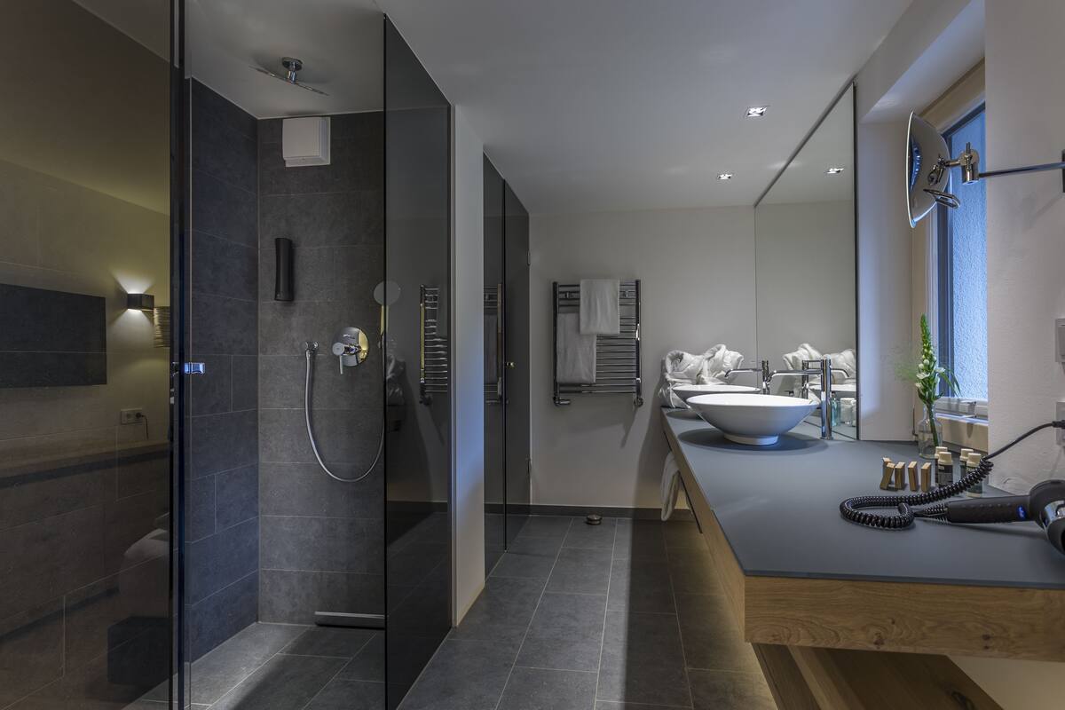 shower, rainfall showerhead, free toiletries, hair dryer