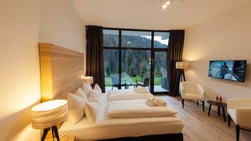 Comfort tweepersoonskamer, patio | Luxe beddengoed, een minibar, een kluis op de kamer, een bureau