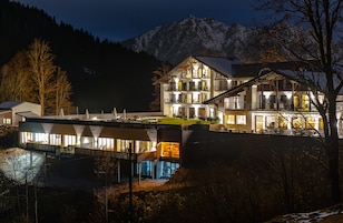 住宿正面 - 傍晚/夜晚