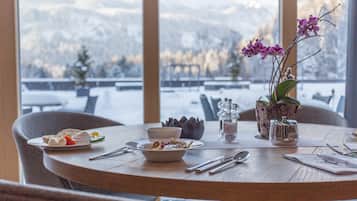 Se sirven comidas, cenas y cocina regional