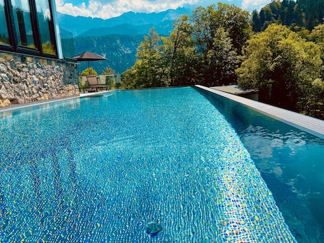 2 piscinas al aire libre, tumbonas. Das Graseck - mountain hideaway & health care