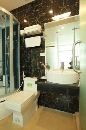 Chambre ( VIP ) | Salle de bain | Douche, articles de toilette gratuits, sèche-cheveux, chaussons