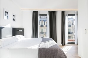 Premium bedding, memory-foam beds, in-room safe, soundproofing - Murmuri Residence Mercader (Barcelona)