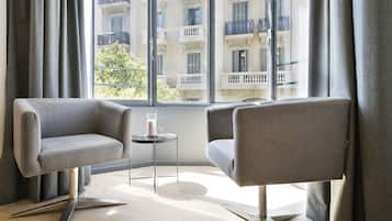 Superior Suite, 2 bedrooms and 2 bathrooms | Wohnzimmer | Flachbildfernseher