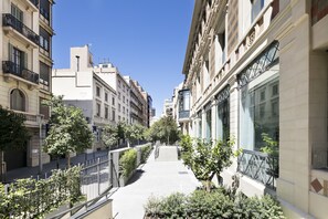 Front of property – evening/night - Murmuri Residence Mercader (Barcelona)