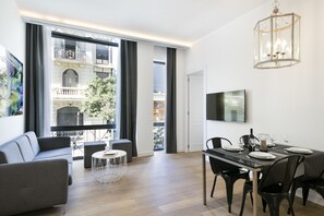 Luxury Room, 2 Bedrooms | Living room | Flat-screen TV - Murmuri Residence Mercader (Barcelona)