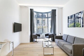 Deluxe Apartment, 2 bedrooms and 2 bathrooms | Sala de estar | TV de tela plana