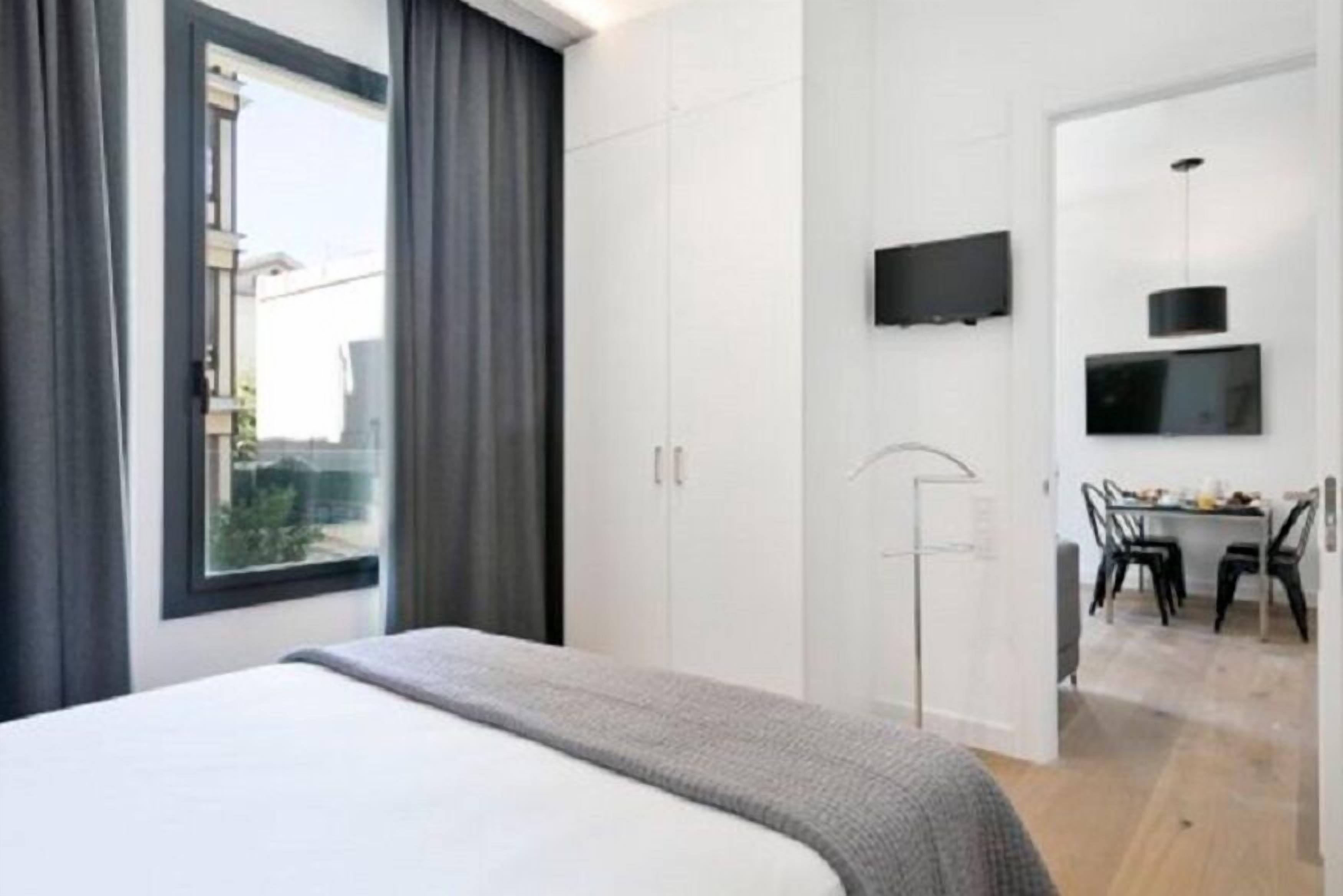 Premium bedding, memory foam beds, in-room safe, soundproofing