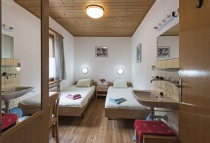 Habitación con 1 cama matrimonial o 2 individuales, baño compartido | Escritorio y wifi gratis