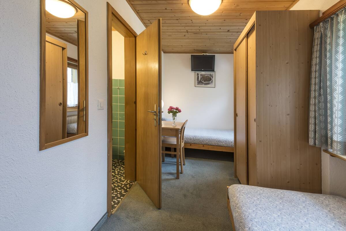 Habitación con 1 cama matrimonial o 2 individuales | Escritorio y wifi gratis
