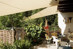 Se sirven desayunos, cenas y cocina local e internacional