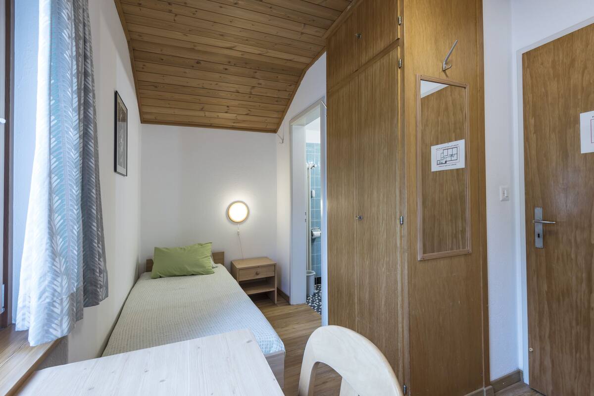 Habitación básica con 1 cama matrimonial o 2 individuales | Escritorio y wifi gratis