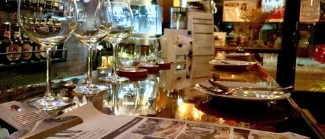 Phục vụ bữa sáng, bữa trưa, bữa tối, món ăn mang phong cách quốc tế