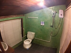 Standard Double Room, Private Bathroom | Bagno | Doccia, set di cortesia gratuito, asciugamani