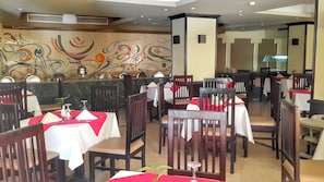 Phục vụ bữa sáng, bữa trưa và bữa tối 