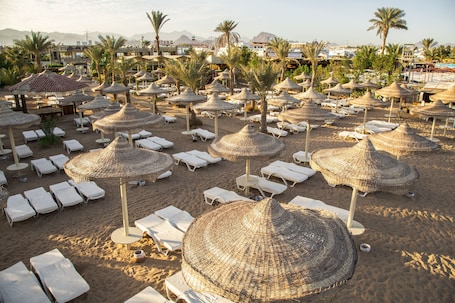 Privatstrand, weißer Sandstrand, Liegestühle, Sonnenschirme. Cataract Layalina Resort