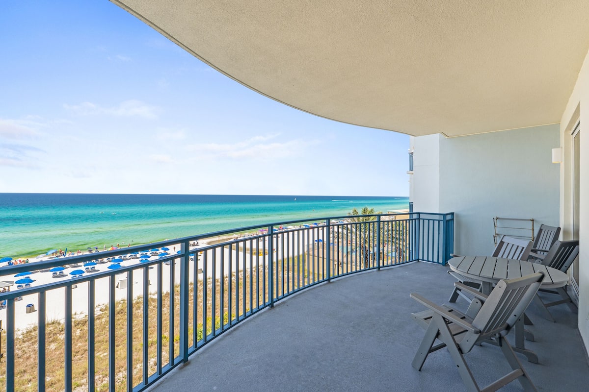 Ein Balkon mit Blick auf Strand und Meer.