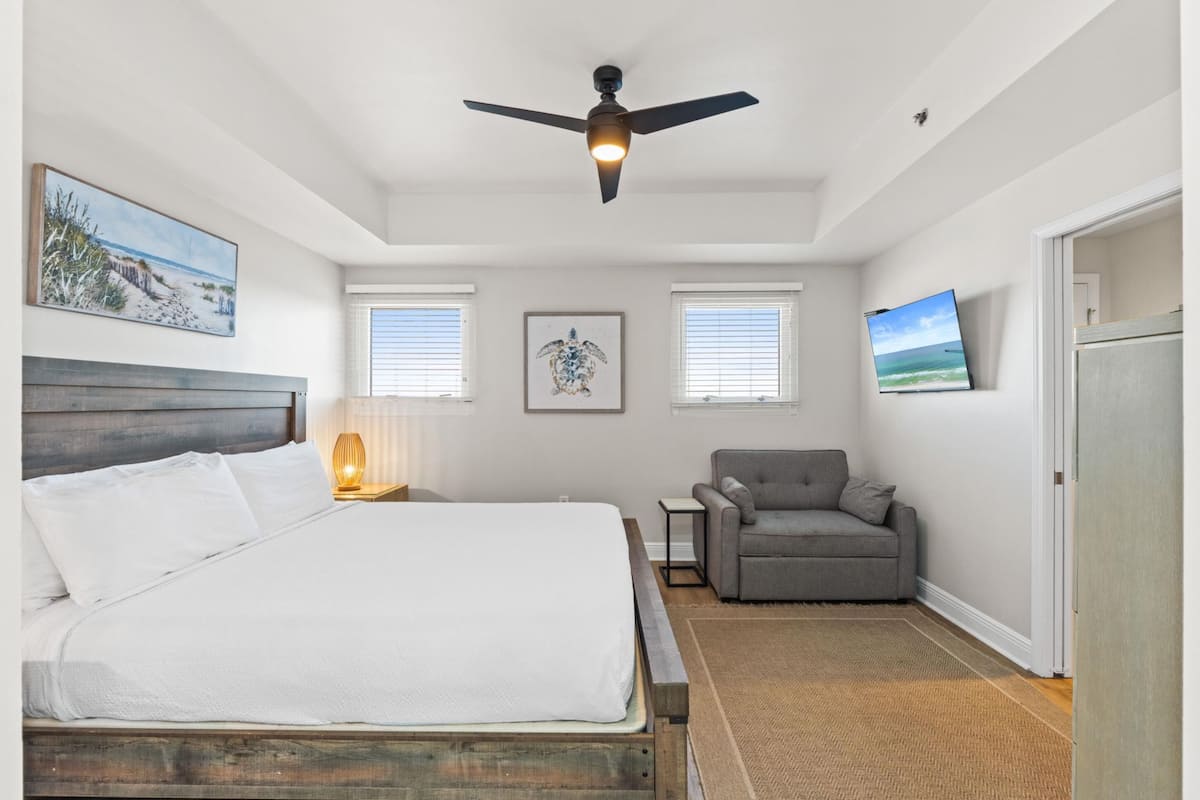 Individually decorated, individually furnished, laptop workspace