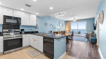 Condo, 3 Bedrooms, Ocean View (1904) | Private kitchen | Microwave, coffee/tea maker