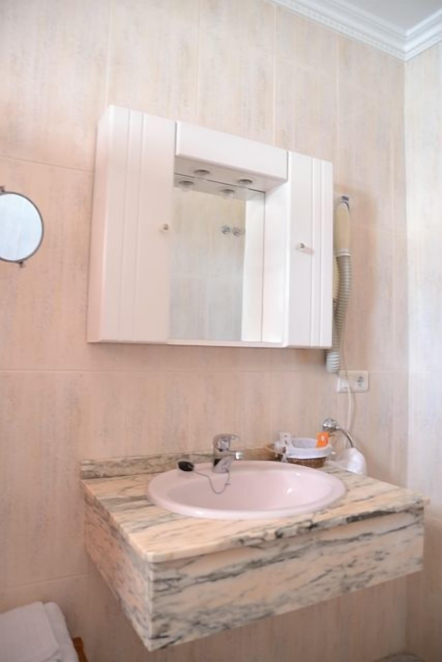 bathtub, free toiletries, hair dryer