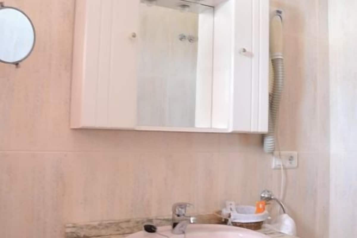 bathtub, free toiletries, hair dryer
