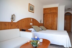 Triple Room | Desk, blackout drapes, free cribs/infant beds, rollaway beds - Hotel José Cruz (Nerja)