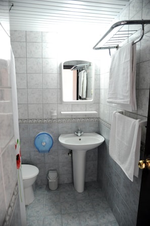 Douche, articles de toilette gratuits, sèche-cheveux, chaussons
