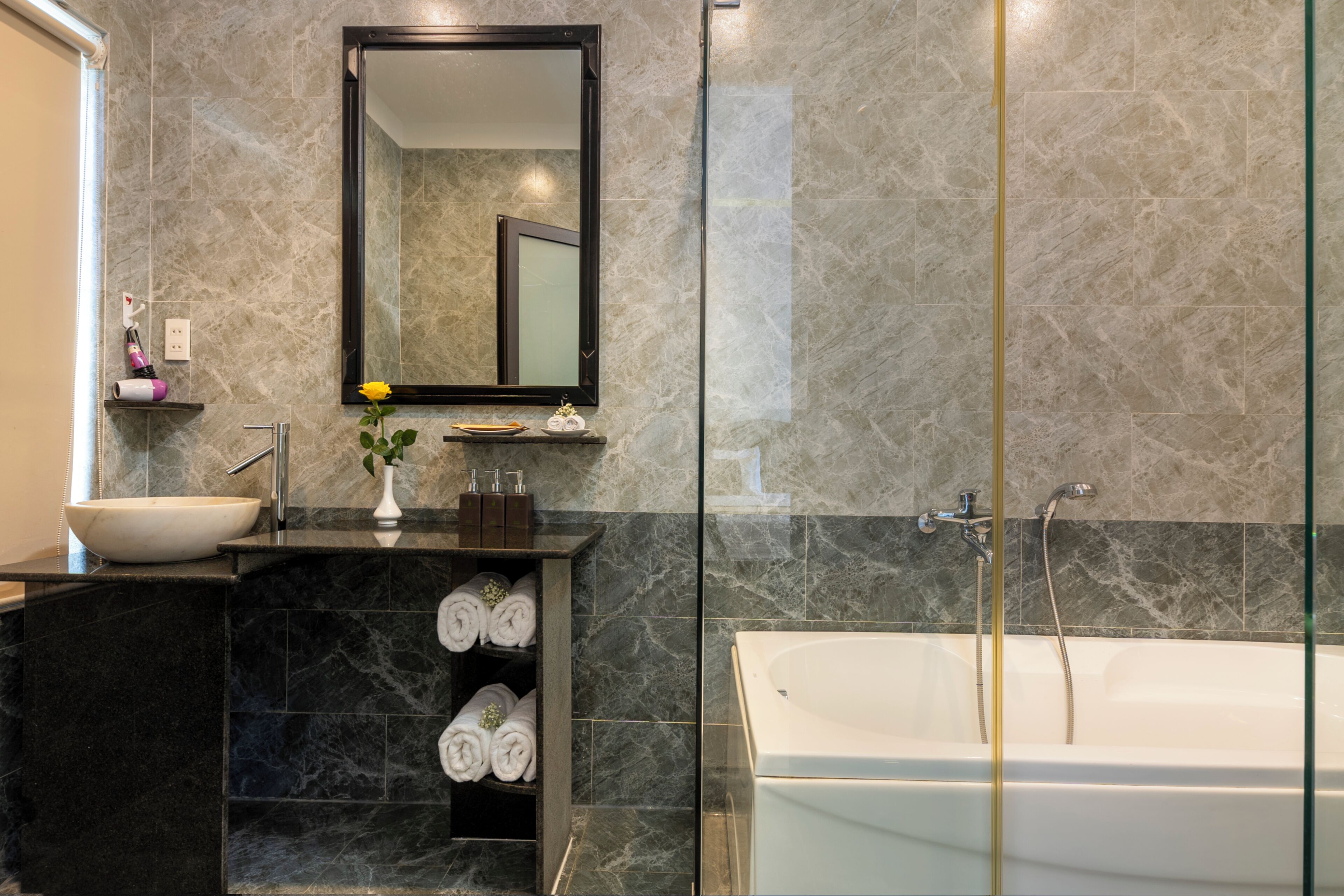 Deluxe-værelse | Badeværelse | Separat badekar og bruser, designertoiletartikler, hårtørrer, hjemmesko
