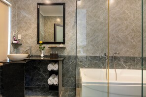 Deluxe Room | Bathroom | Separate tub and shower, designer toiletries, hair dryer, slippers - Green Tea Homestay (Da Nang)