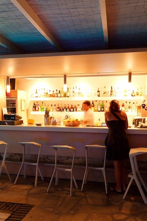 Bar junto a la piscina
