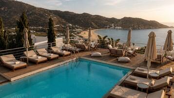 Piscina externa, guarda-sóis, espreguiçadeiras