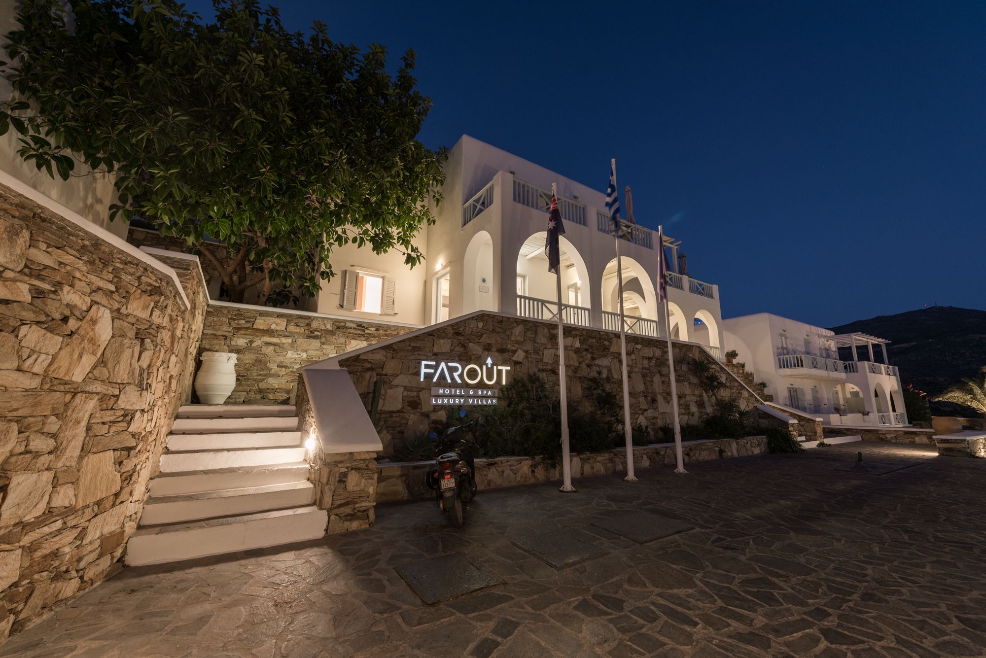 Een gebouw met een stenen trap en een bord waarop staat: FAROUT HOTEL & SPA LUXURY VILLAS.