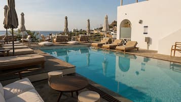 Piscina a l'aire lliure, para-sols i gandules