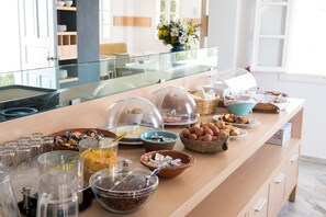Daily buffet breakfast for a fee - Far Out Hotel & Spa (Ios)