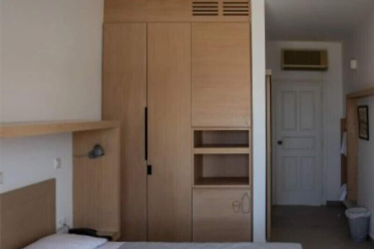 Hypo-allergenic bedding, in-room safe, iron/ironing board, free WiFi