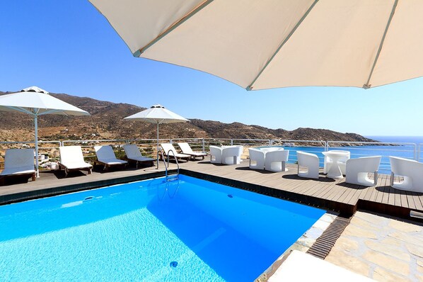 Outdoor pool, pool umbrellas, sun loungers - Far Out Hotel & Spa (Ios)
