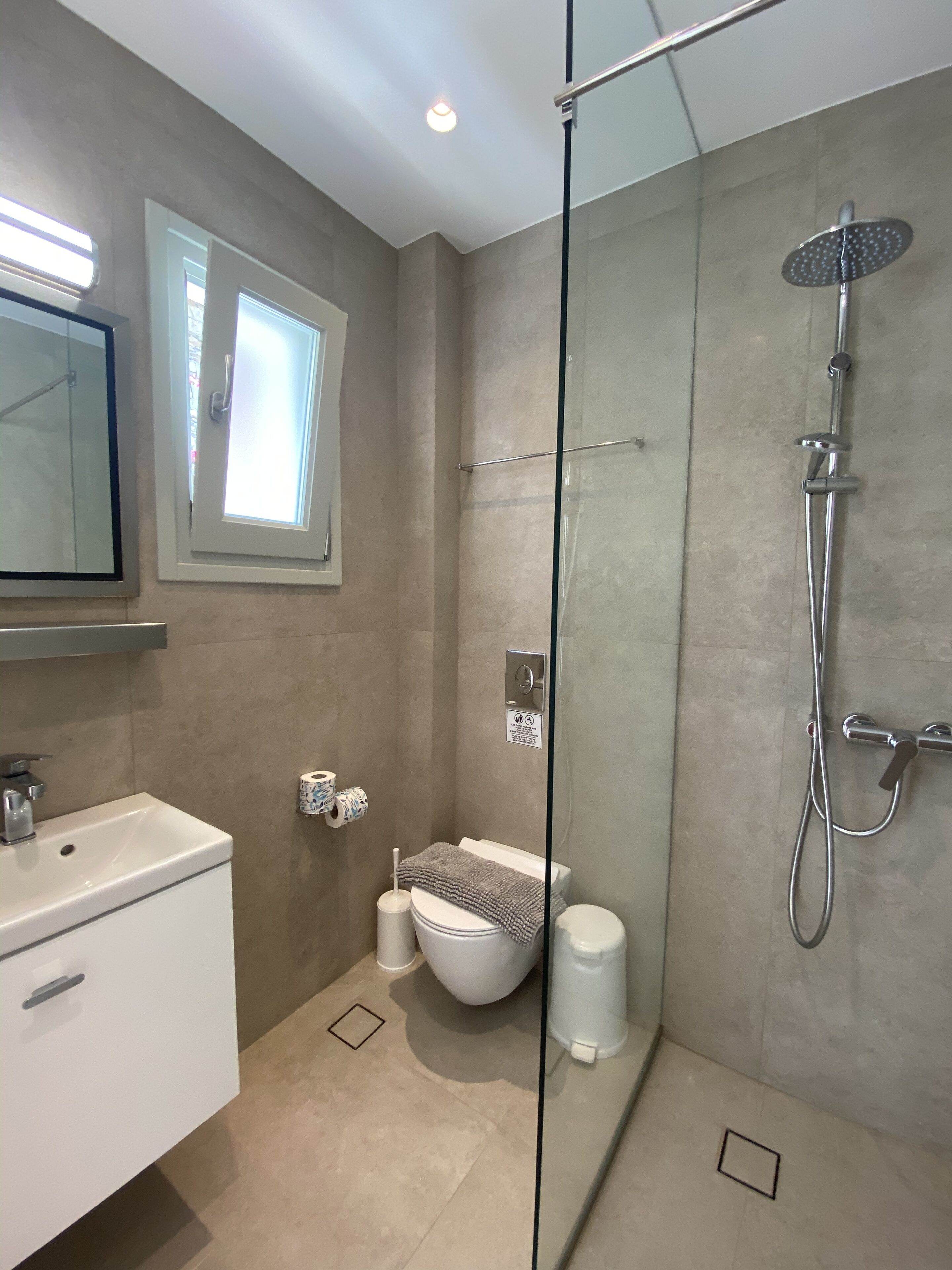 shower, free toiletries, hair dryer, towels