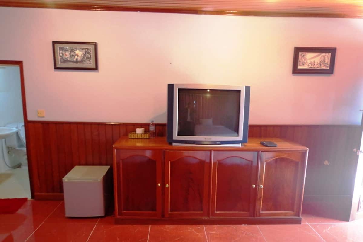 Chambre Standard avec lits jumeaux | Coffres-forts dans les chambres, bureau, Wi-Fi gratuit