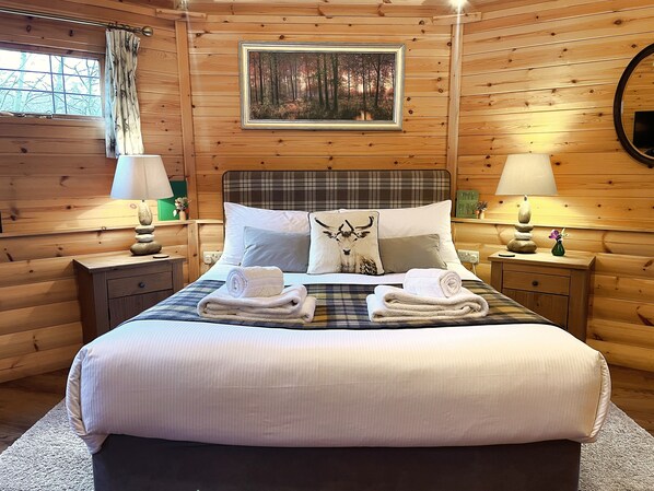 كابينة ذات طابع رومانسي (Deer Lodge) | 1 غرفة نوم وملاءات للفراش لا تسبب الحساسية وبديكورات فريدة لكل غرفة