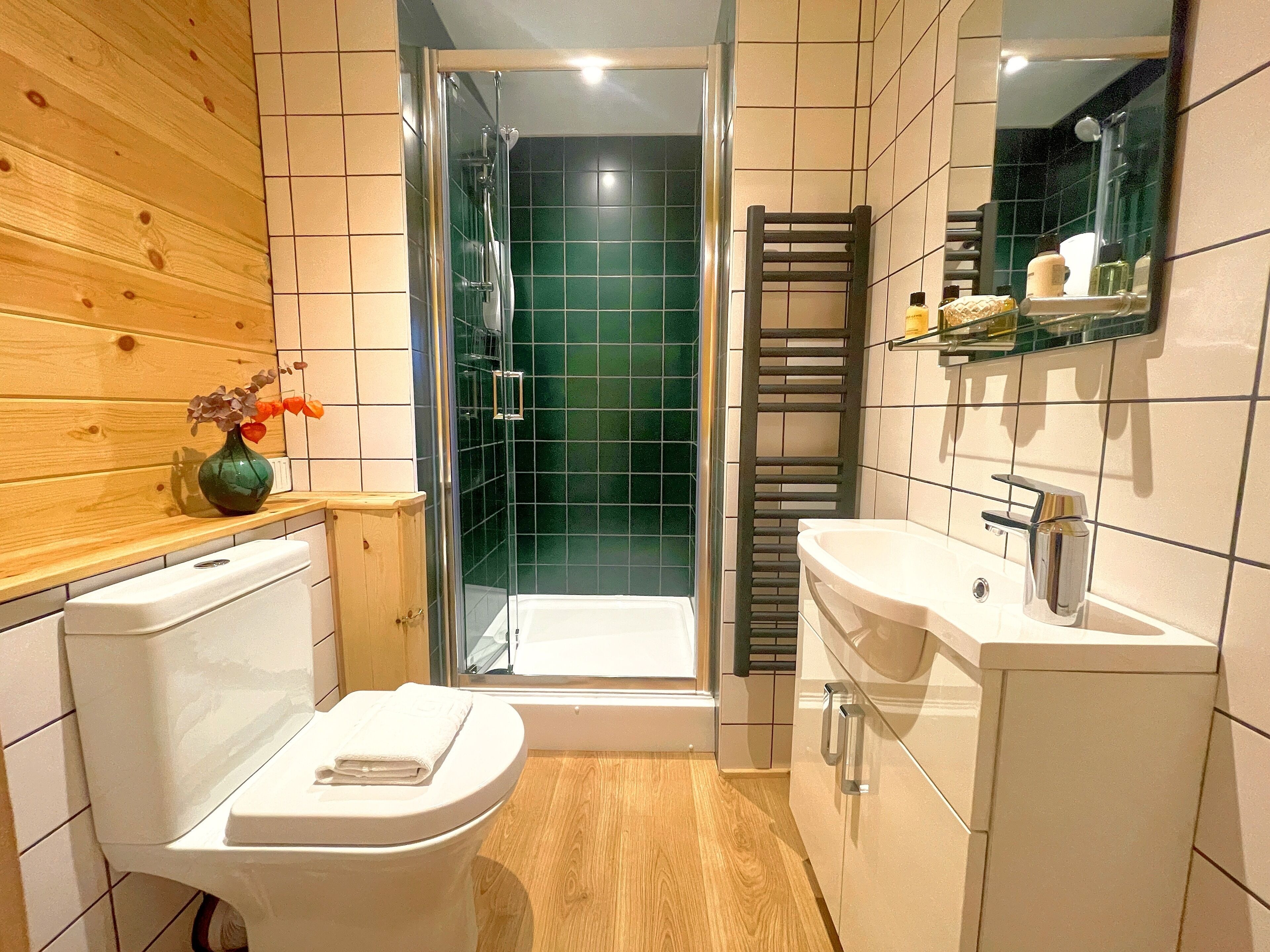 Romantic Cabin (Owl Lodge) | Bathroom | Shower, designer toiletries, hair dryer, towels
