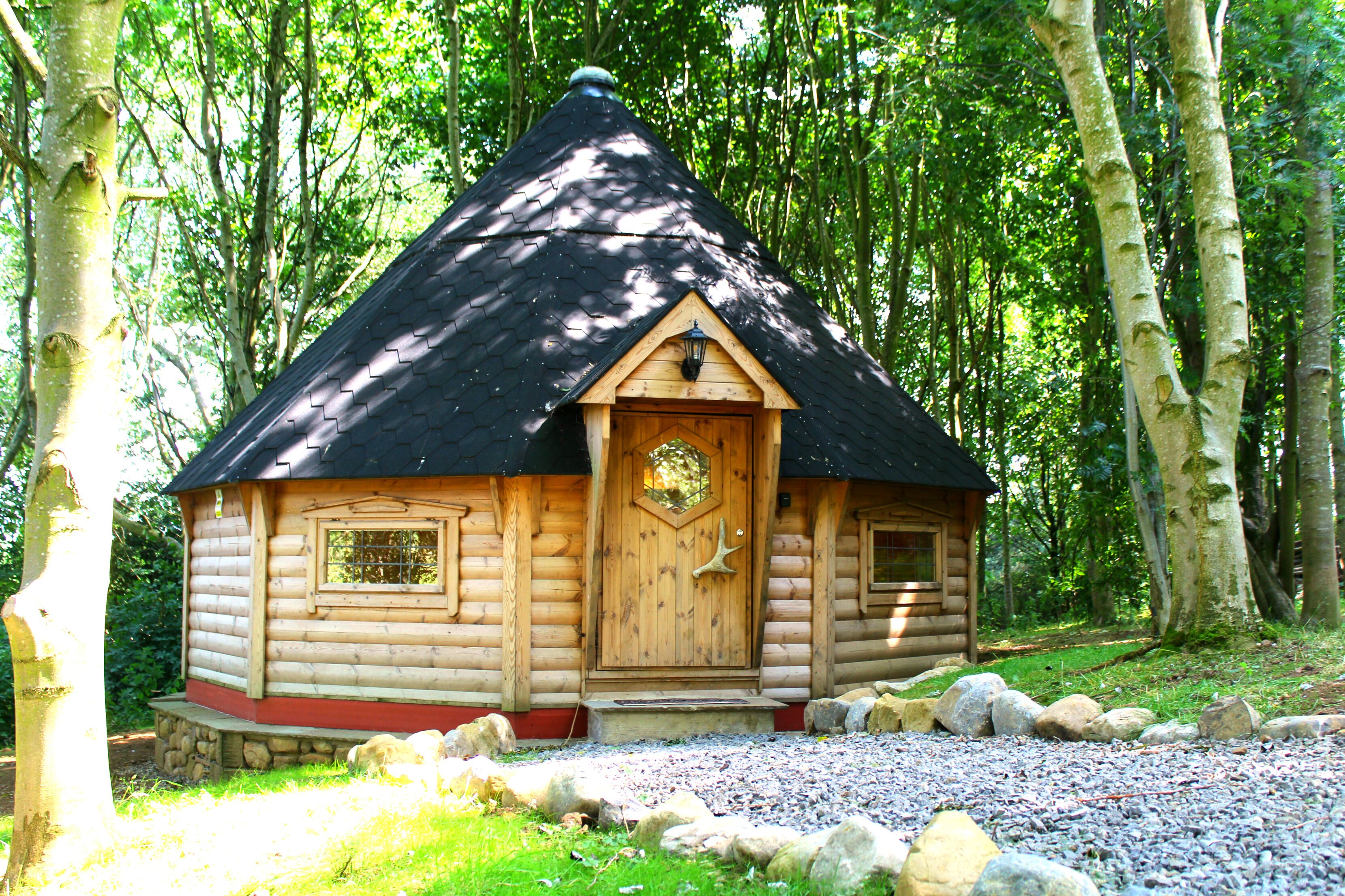 Romantic Cabin (Deer Lodge) | 1 bedroom, hypo-allergenic bedding, individually decorated