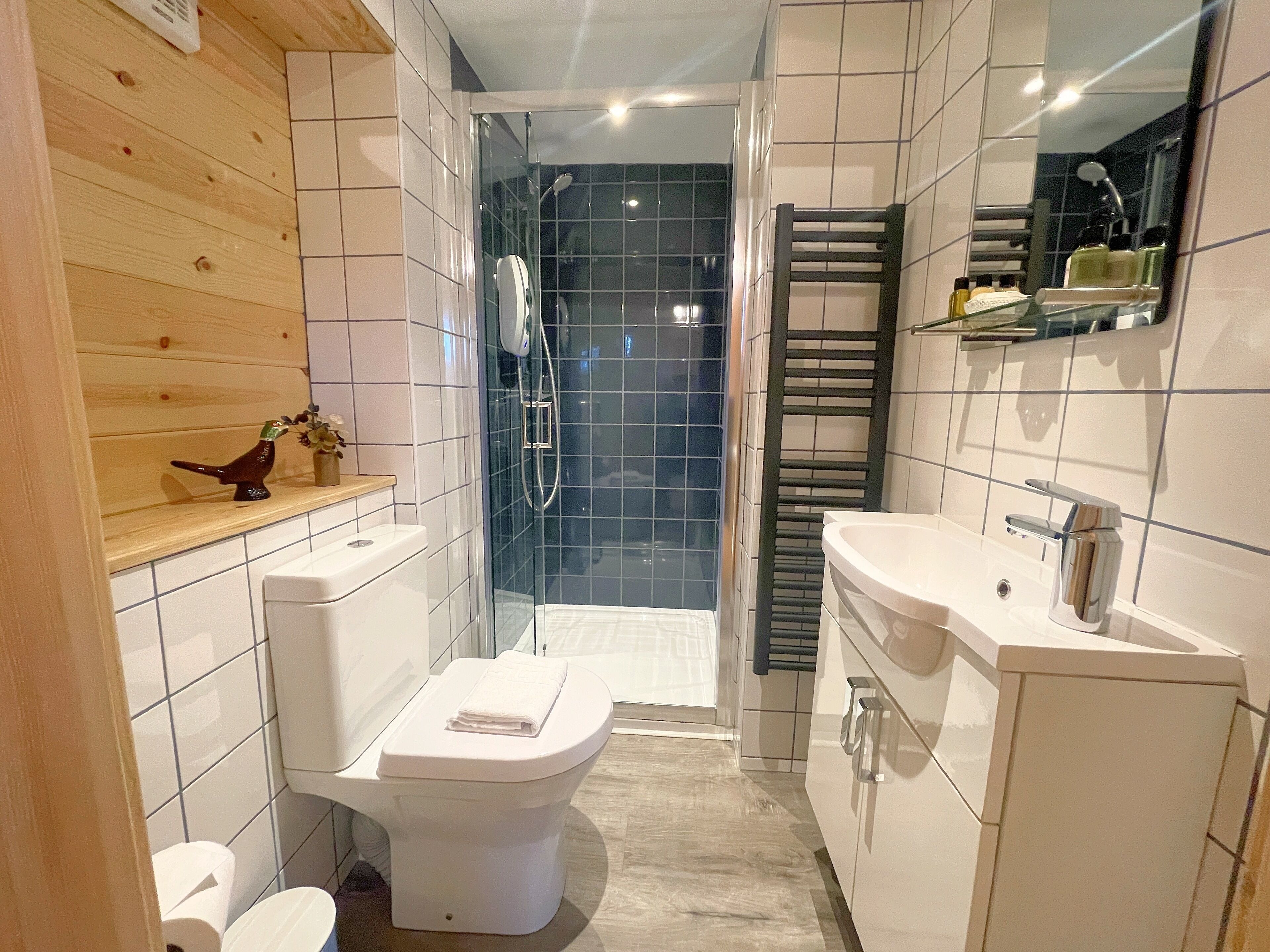 Romantic Cabin (Pheasant Lodge) | Bathroom | Shower, designer toiletries, hair dryer, towels