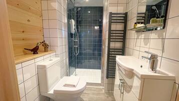 Romantic Cabin (Pheasant Lodge) | Bathroom | Shower, designer toiletries, hair dryer, towels