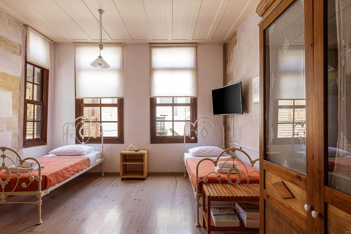 1 Schlafzimmer, Schreibtisch, Bügeleisen/Bügelbrett