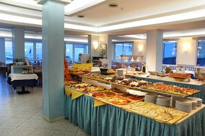 2 Restaurants, Frühstück, Mittagessen, Abendessen, lokale Küche