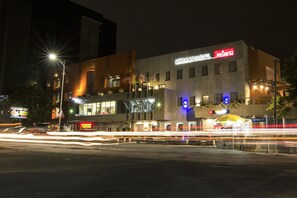 Fassade der Unterkunft – Abend/Nacht
