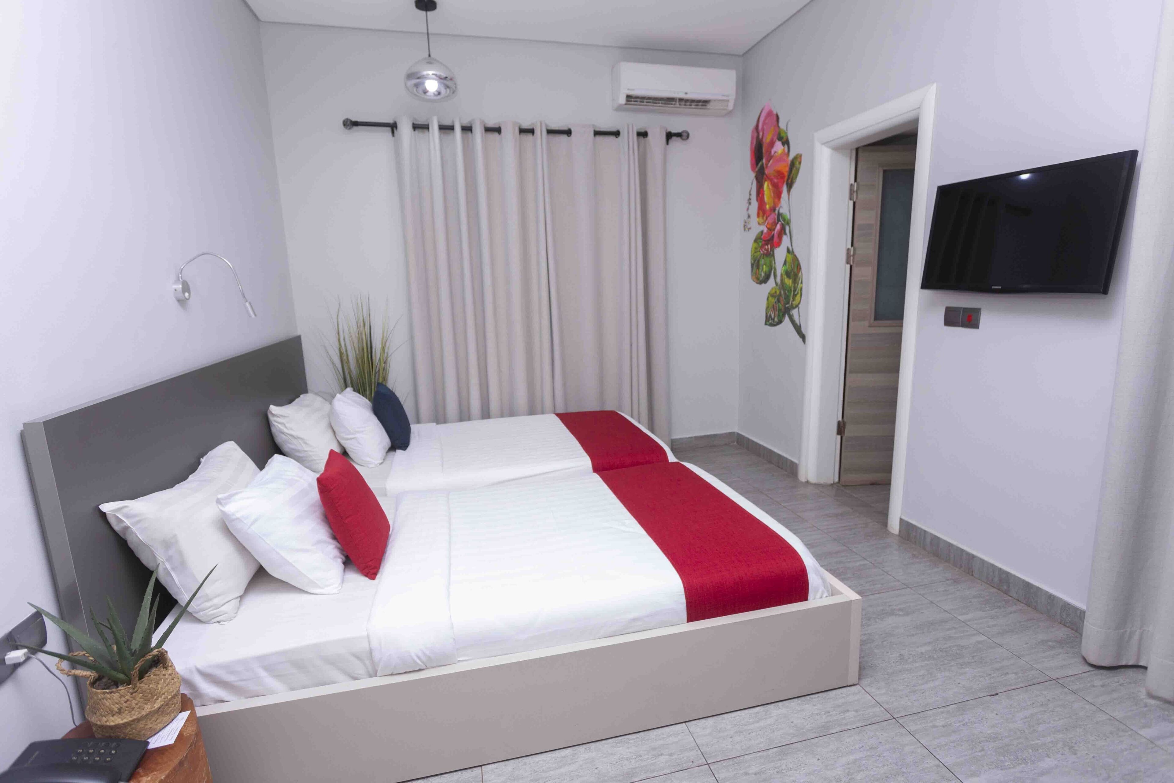 スタンダード ダブルルーム クイーンベッド 1 台 | ミニバー、セーフティボックス (室内)、ベビーベッド、WiFi (無料)