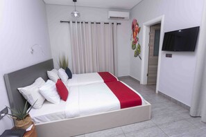 Standard-Doppelzimmer, 1 Queen-Bett | Minibar, Zimmersafe, Babybetten, kostenloses WLAN